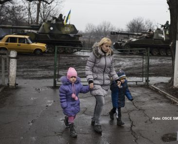 OSCE_SMM_monitoring_the_movement_of_heavy_weaponry_in_eastern_Ukraine_(16731644405)