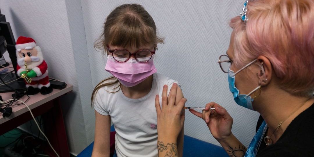 Americký lekár šíri nepodložené tvrdenia o tom, že očkovanie proti Covidu-19 škodí deťom - Featured image
