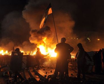 Film z koktajlami Mołotowa pokazuje antyrządowe protesty podczas Euromajdanu w Kijowie w 2014 roku - Featured image