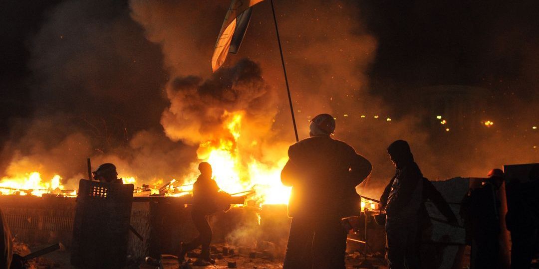 Film z koktajlami Mołotowa pokazuje antyrządowe protesty podczas Euromajdanu w Kijowie w 2014 roku - Featured image