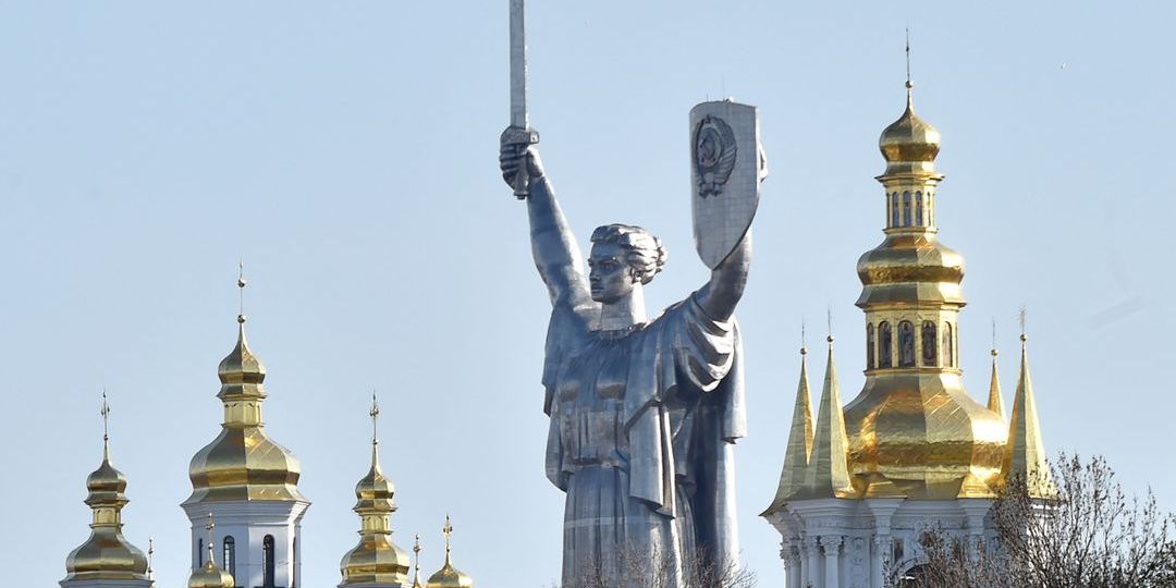 Zdjęcie przedstawiające nocny pokaz dronów wokół pomnika Matki Ojczyzny w Kijowie to tylko projekt - Featured image
