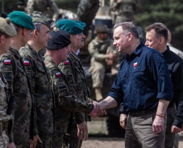 False subtitles added to video suggest Polish president 'mobilises troops to enter Ukraine' - Featured image