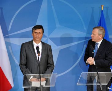 NATO Secretary General Jaap de Hoop Scheffer (right) and Jan Fischer, Prime Minister of the Czech Republic (left)