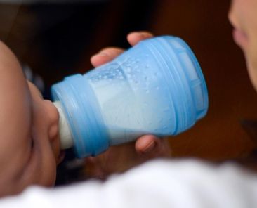 Pediatricians advise against making baby formula at home - Featured image