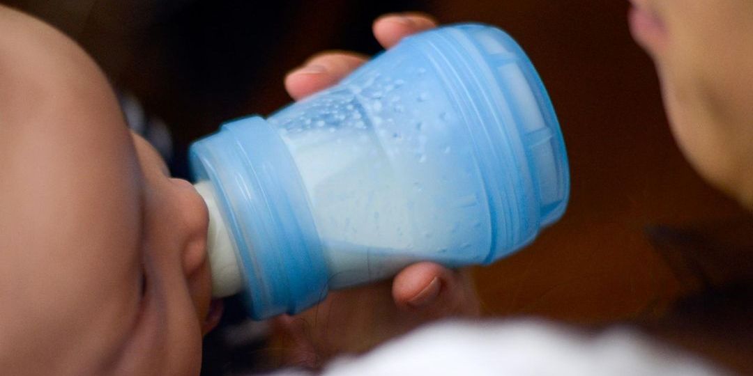 Pediatricians advise against making baby formula at home - Featured image