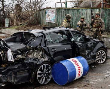 Fotografia poškodených áut nedokazuje, že pozostatky vojenskej okupácie v Buči boli „zinscenované“ - Featured image