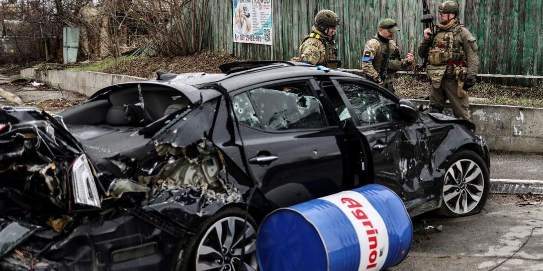 Fotografia poškodených áut nedokazuje, že pozostatky vojenskej okupácie v Buči boli „zinscenované“ - Featured image