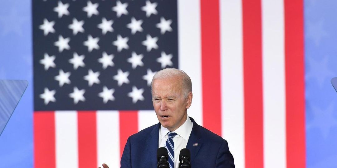 Gest „uściśnięcia dłoni wyimaginowanej osoby” prezydent Biden skierował, jak się wydaje, do rzeczywiście stojącej za podium publiczności - Featured image