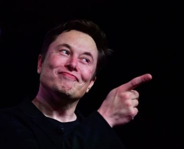 Elon Musk nie zwolnił jednej z szefowych Twittera w czasie audycji radiowej - Featured image