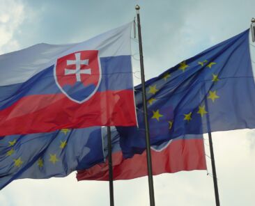 Slovenská_vlajka_a_vlajka_EU_u_NR