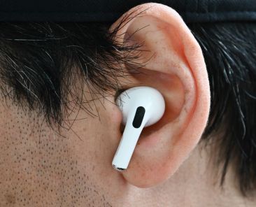 AirPods misleadingly targeted as source of harmful radiation - Featured image
