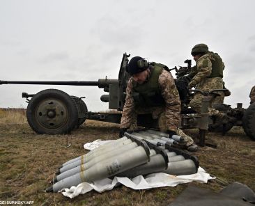 Ukrainian servicemen prepare artillery ammunition during in an anti drone drill in Chernigiv region on November 11, 2023. (Photo by Sergei SUPINSKY / AFP)