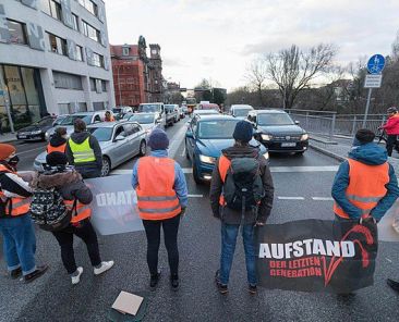 Aufstand_der_Letzten_Generation_-_Strassenblockade_02